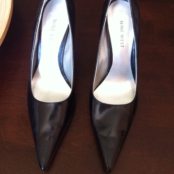 Pointy toe Nine West black leather pumps