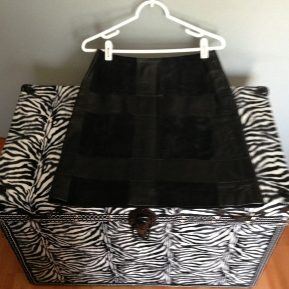 Size 4P black suede and leather Alfani skirt