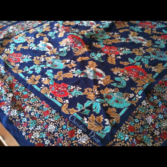 ⛔ SOLD ⛔ Christian Dior scarf 🌺 - Picture 2 of 3