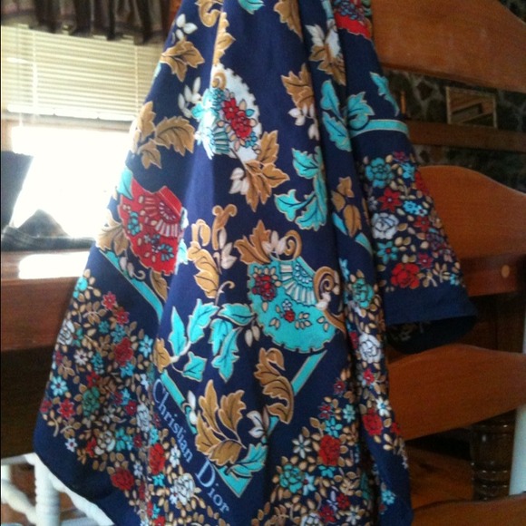 ⛔ SOLD ⛔ Christian Dior scarf 🌺 - Picture 3 of 3