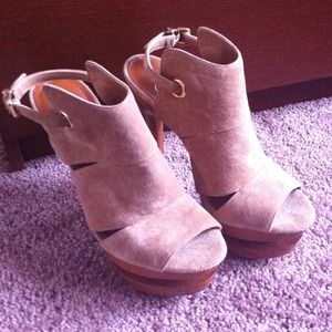 Nude/tan Jessica Simpson heels.