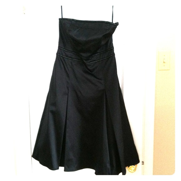 Limited strapless black dress