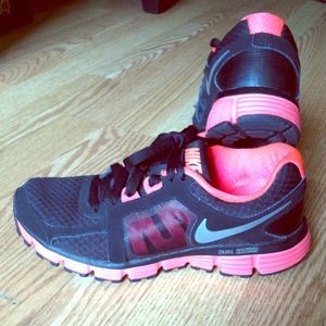 NIKE  dual fusion size 6 great condition!!