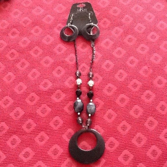 Very pretty necklace and earrings. Bundle