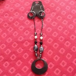 Very pretty necklace and earrings. Bundle