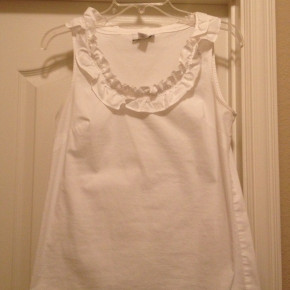 ||SOLD||White ruffled LOFT tank