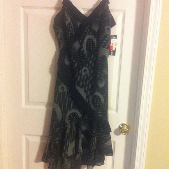 Black and white flow, ruffled dress