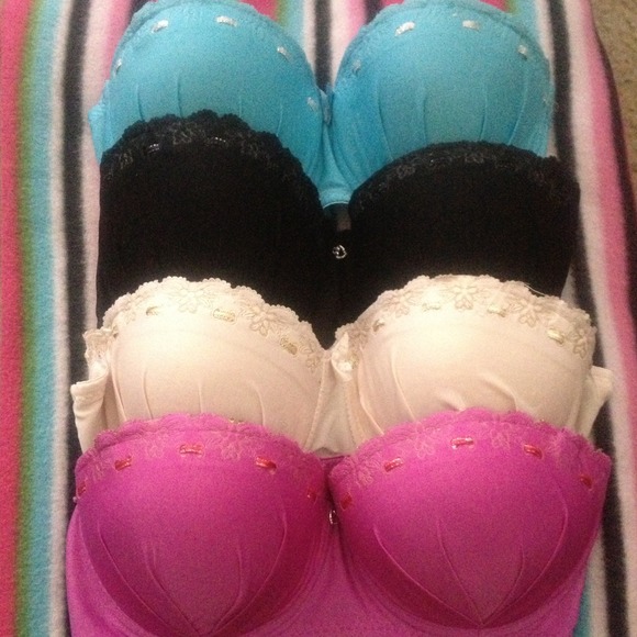 🚨Reserved🚨 Strapless bras