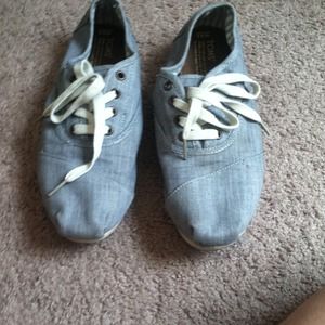 Toms with laces
