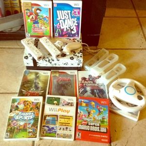 Wii 8 games and 2controls,2covers & 1motion plus