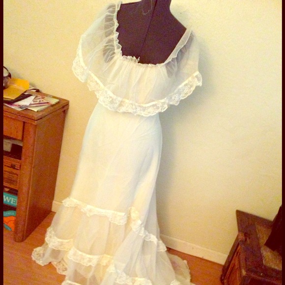 ****** SOLD****1971Ivory Wedding Dress - Picture 1 of 4