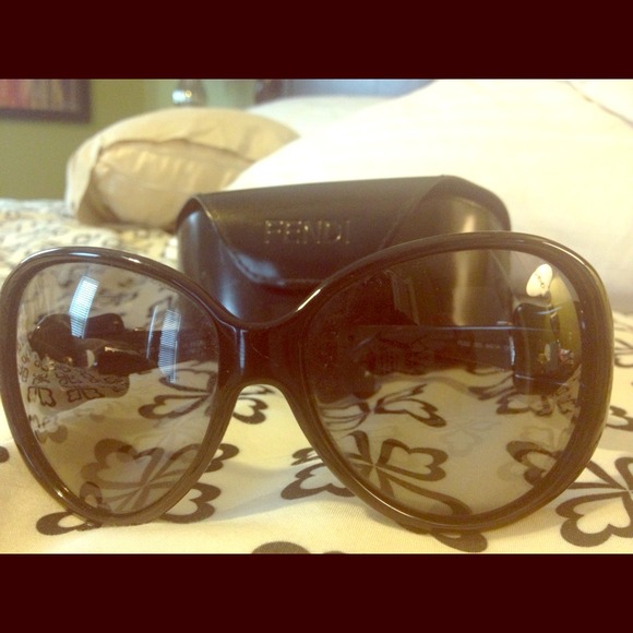 100% authentic FENDI B Buckle black Sunglasses.