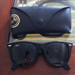 Authentic wayfarer ray bans & leather case