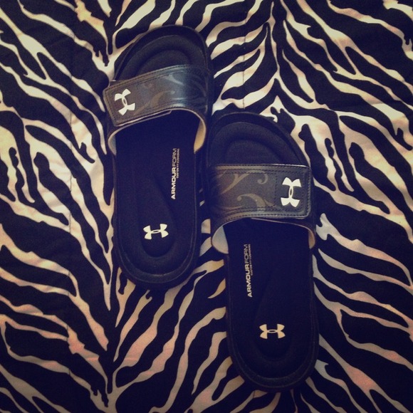 BLACK UNDER ARMOUR SANDALS 🚫SOLD!