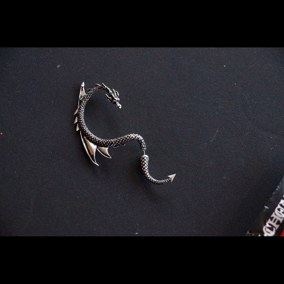 🔴SOLD🔴🐲Dragon Earring🐲