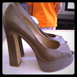 Steve Madden platforms in patent material