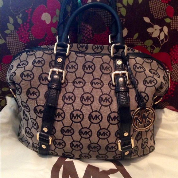 ✋SOLD❤❤❤Authentic Michael Kors satchel Handbag