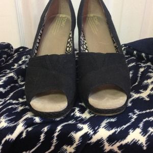 ⛔SOLD⛔TOMS Black Wedges Size 8 Flag Included