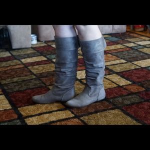 🔴SOLD🔴🔘Grey Boots🔘