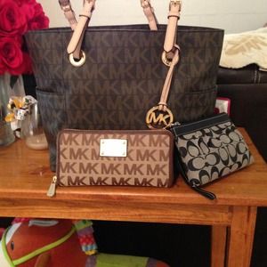 Micahel kors purse and wallet