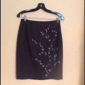 Gray embroidered pencil skirt