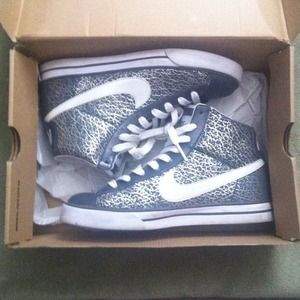 Nike blazer size: WMNS 9