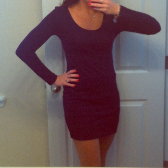 Sleek long-sleeved purple bandage style dress!