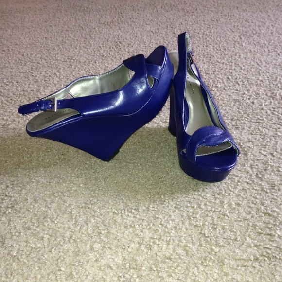 Navy blue wedge