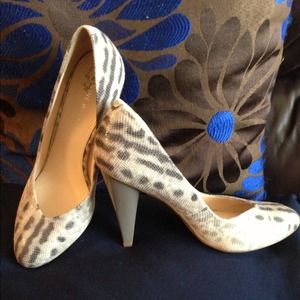 ✅REDUCED✅Nine West sexy gray snake skin sz85