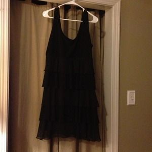 Sleeveless ruffle black dress