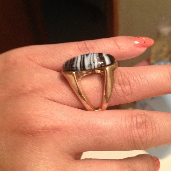 Ring finger - Picture 2 of 2