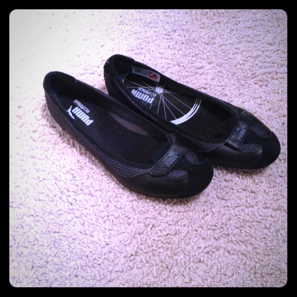 HOLD!! Puma flats, super cute!!