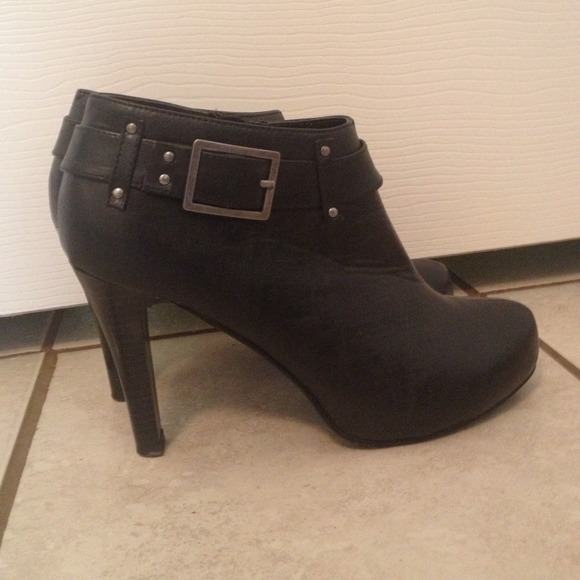 Maurice's black boots