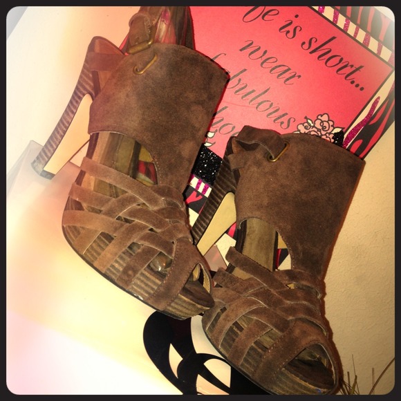 Nine West, suede sandals. - Picture 1 of 1