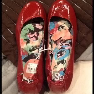 Red flats bundled with silver flats