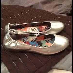 Silver flats bundled with red ones