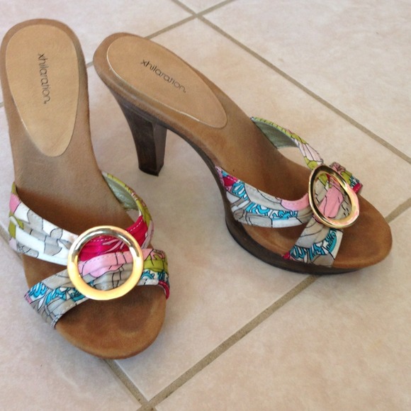 Silk buckle stacked heels - Picture 2 of 2