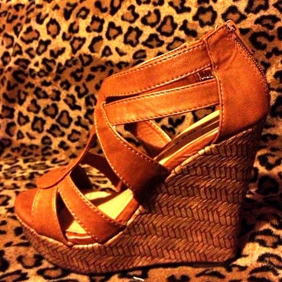 ❌SOLD❌🍒NWOT Cute brown shoes. - Picture 2 of 4