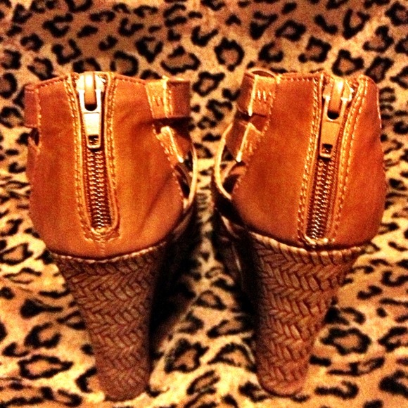 ❌SOLD❌🍒NWOT Cute brown shoes. - Picture 3 of 4
