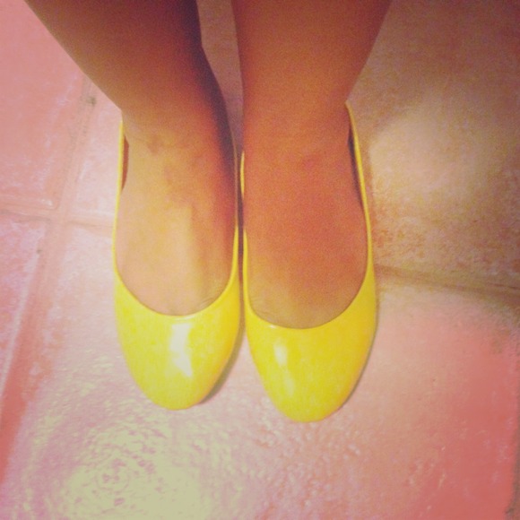 Neon yellow flats 💛