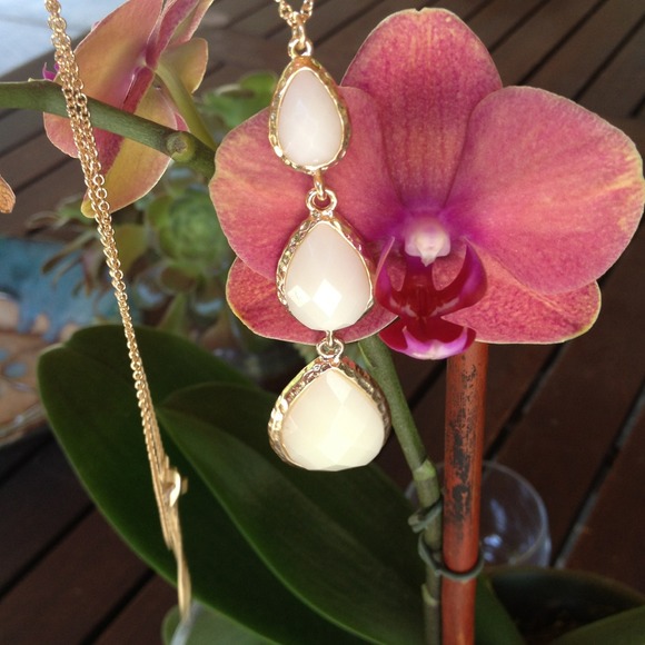 Ivory and gold long Pendant necklace & earrings.