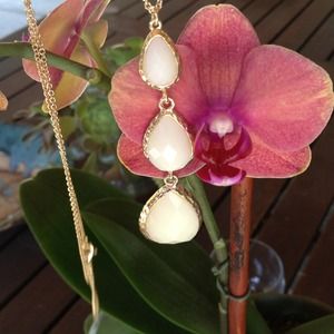 Ivory and gold long Pendant necklace & earrings.