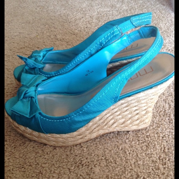 ❌SOLD IN BUNDLE ❌Turquoise Blue wedges beige - Picture 2 of 3
