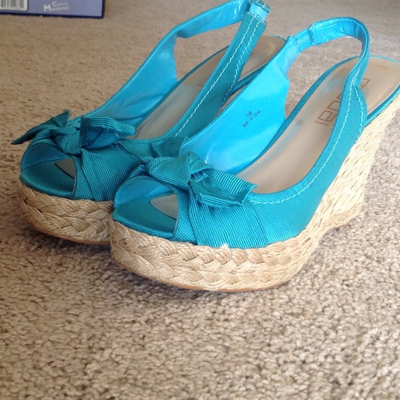 ❌SOLD IN BUNDLE ❌Turquoise Blue wedges beige - Picture 3 of 3