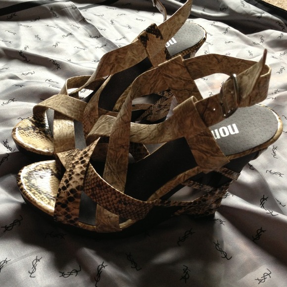❤️sold❤️Snake wedge heels. Brand new<3