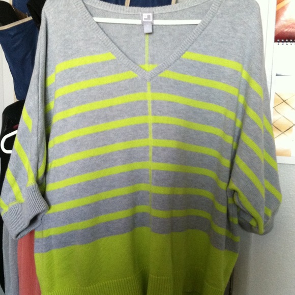 Light gray yellow stripped sweater short sleeve
