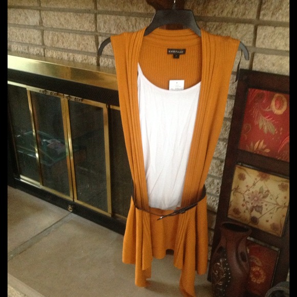 Cute top w/ belt.