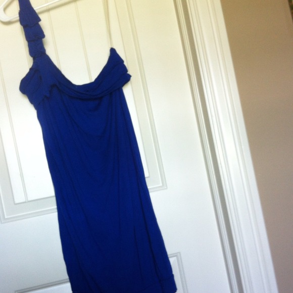 Blue one shoulder dress. Super cute!