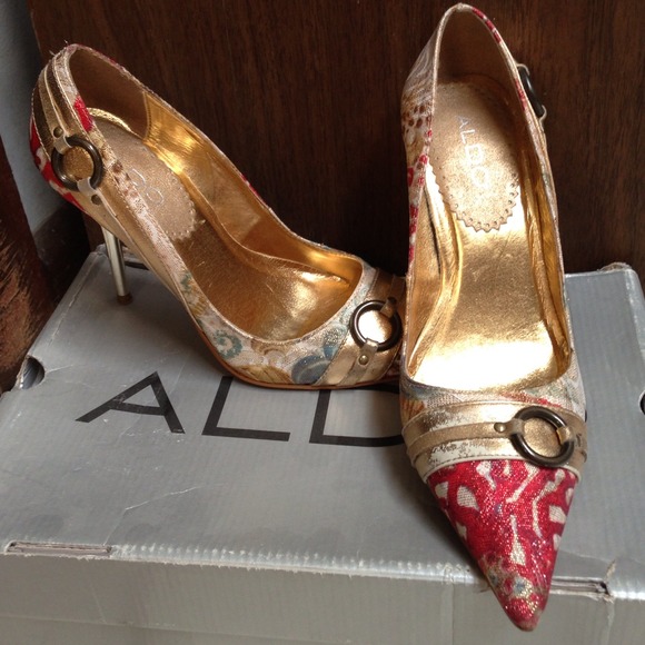 Aldo "Gessica" point pumps. Gorgeous gold heels