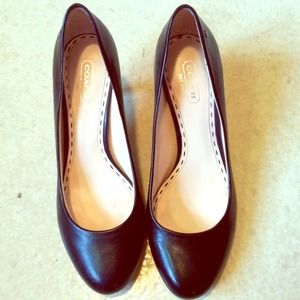 BUNDLE COACH HEELS AND NUDE PUMPS